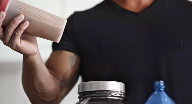 Homem misturando suplementos para tomar