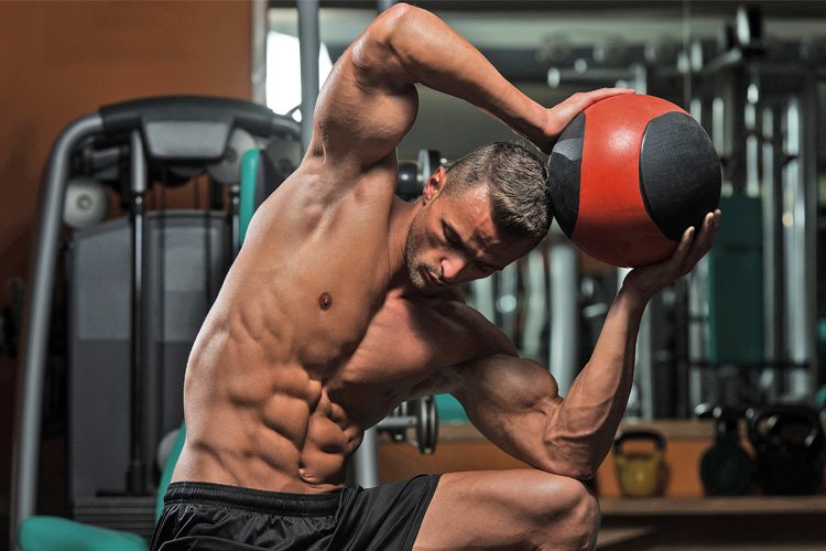 Homem na academia treinando abdomen