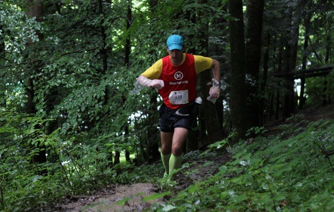  Marcos em um dos momentos mais árduos da prova: frio cortante obrigou o corredor a improvisar uma proteção térmica com plástico/Foto: Arquivo pessoal e Sportograf