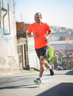 Jogador de Futebol Cafu correndo