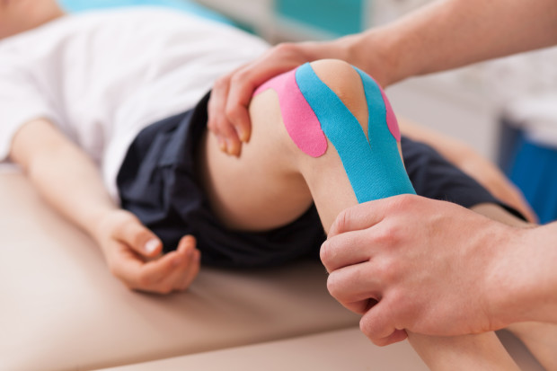 Bandagens adesivas colocadas por um profissional podem ajudar a proteger a região lesionada. Foto: iStock