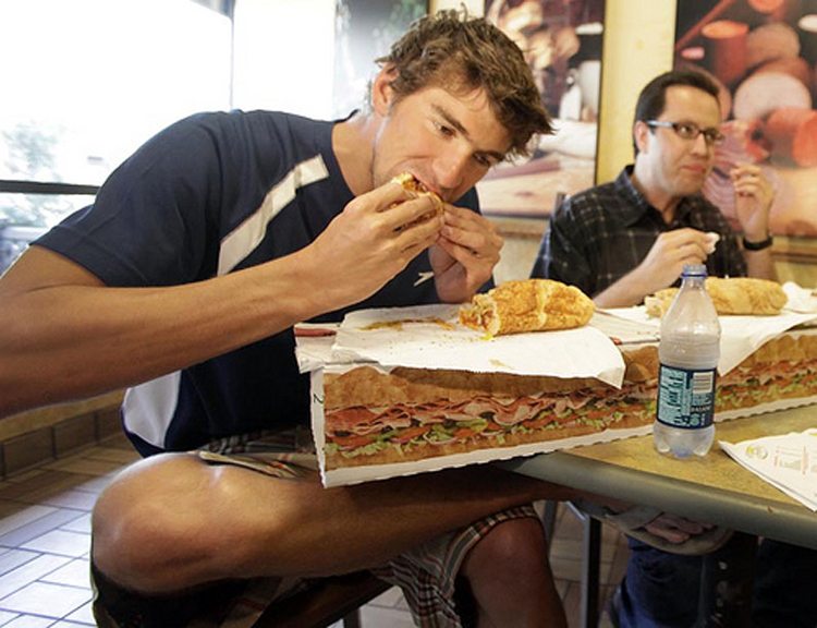 Michael Phelps comendo um sanduíche