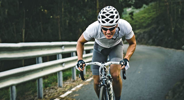 homem subida bicicleta