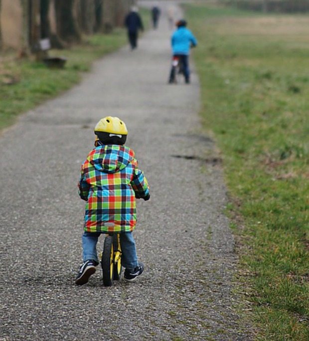 Praticar atividade física em crianças melhora a saúde. Confira 4 benefícios