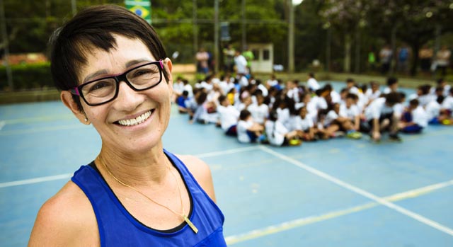 Neide e as crianças participantes do projeto Vida Corrida