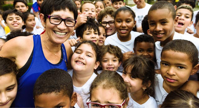 Neide e as crianças participantes do projeto Vida Corrida