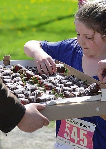 Menina pegando chocolates na corrida do chocolate