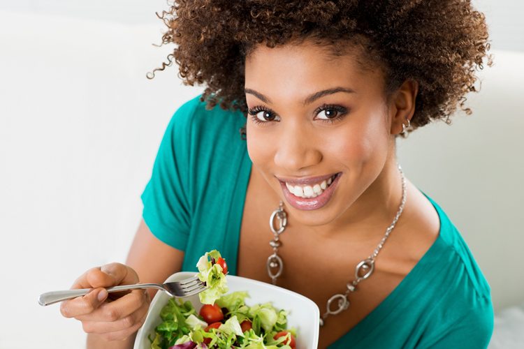 Mulher vegetariana comendo salada