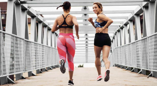 Mulheres correndo em chão de concreto