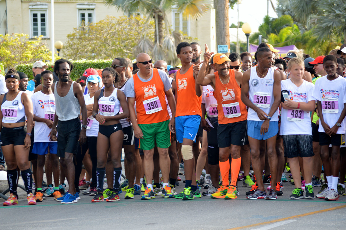 Pessoas na largada da corrida de Barbados