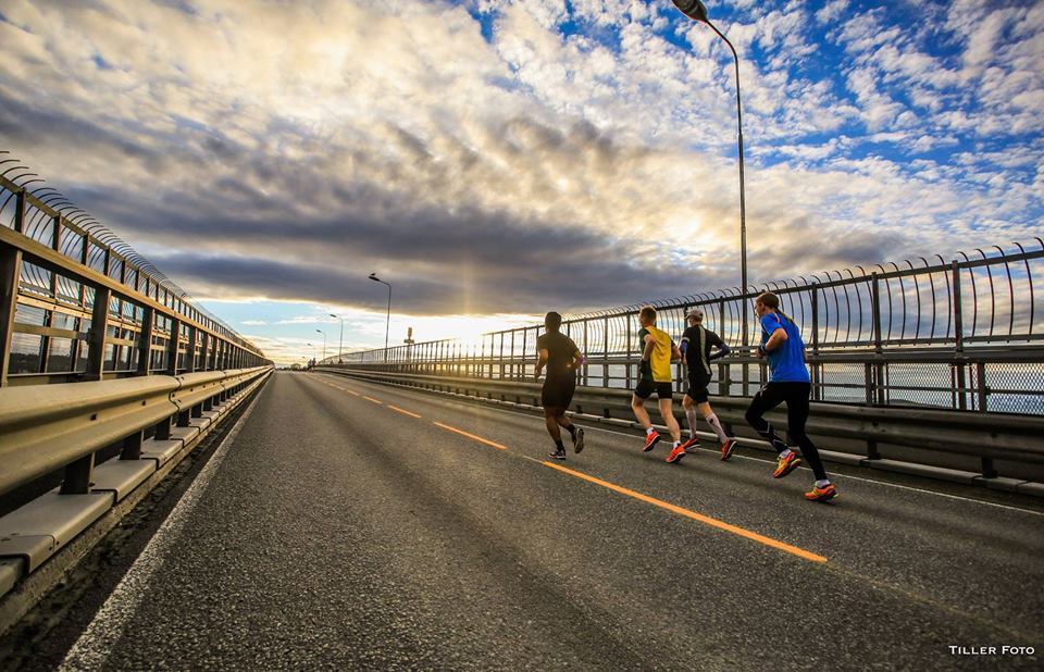 Corrida do sol da meia noite na Noruega