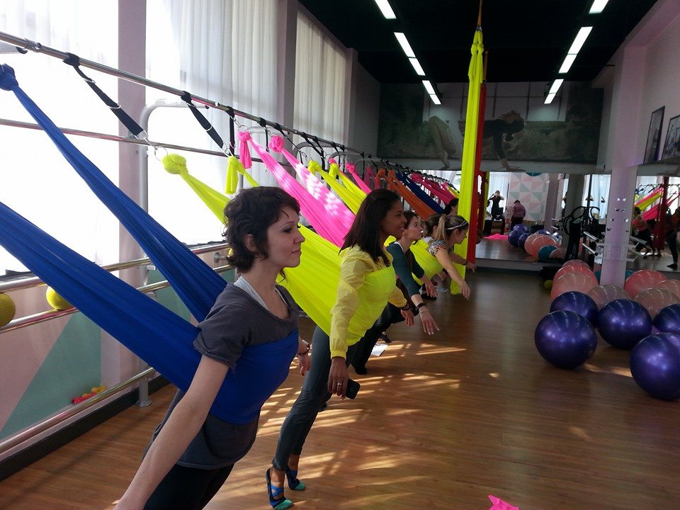 Mulheres em aula de Ballet Pilates com tecido