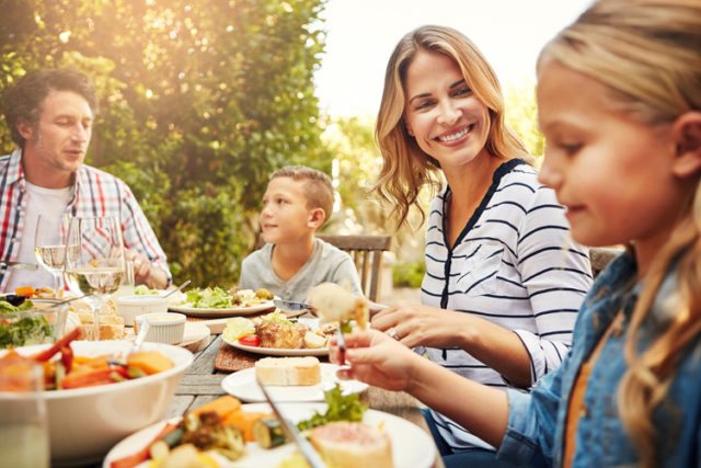 Família reunida no fim de semana, comendo