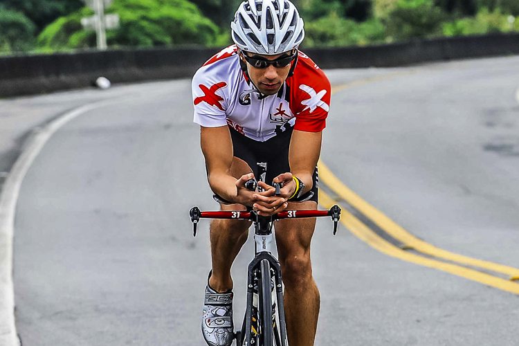 Rodrigo Lobo, atleta de ironman pedalando