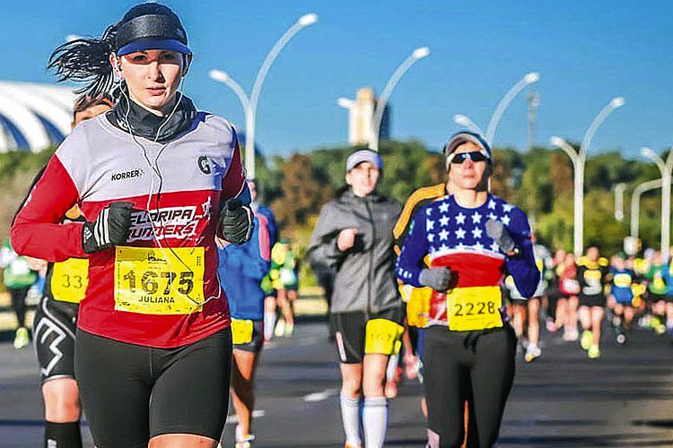 Mulheres correndo na Maratona de Porto Alegre