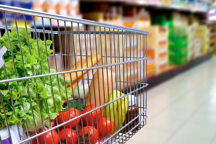 Carrinho de supermercado com alimentos que aumentam a imunidade do organismo