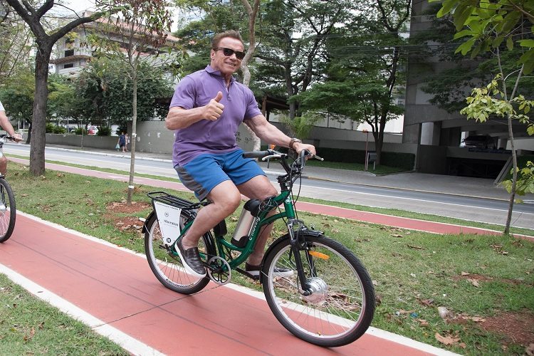 Arnold Shwarzenegger pedalando em São Paulo