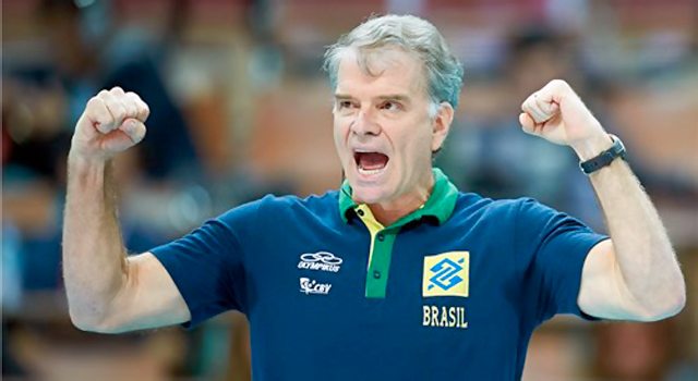 Bernardinho comemora vitória da seleção de vôlei