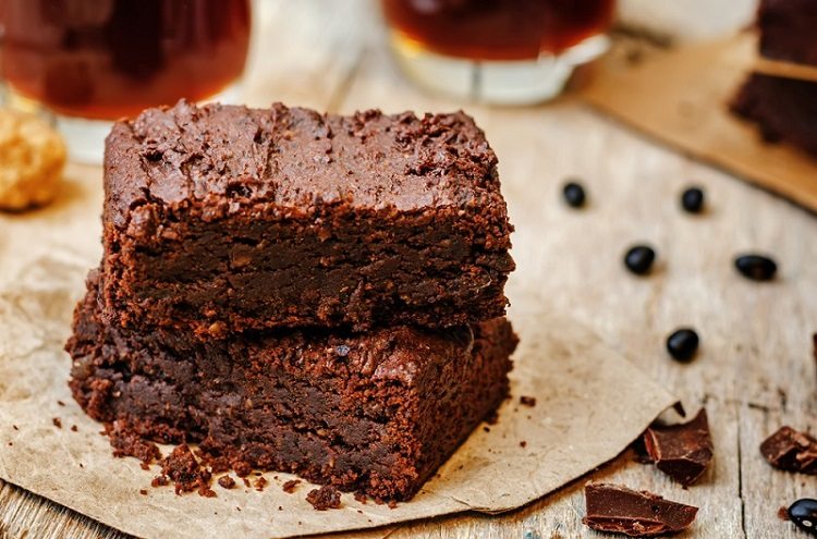 brownie e pizza saudáveis dois pedações de brownie cortados em quadradinhos