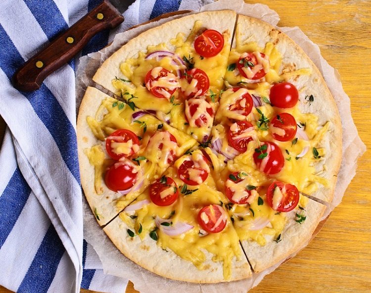 brownie e pizza saudáveis pizza inteira recheada com queijo tomate 