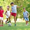 Praticar atividade física em crianças melhora a saúde. Confira 4 benefícios
