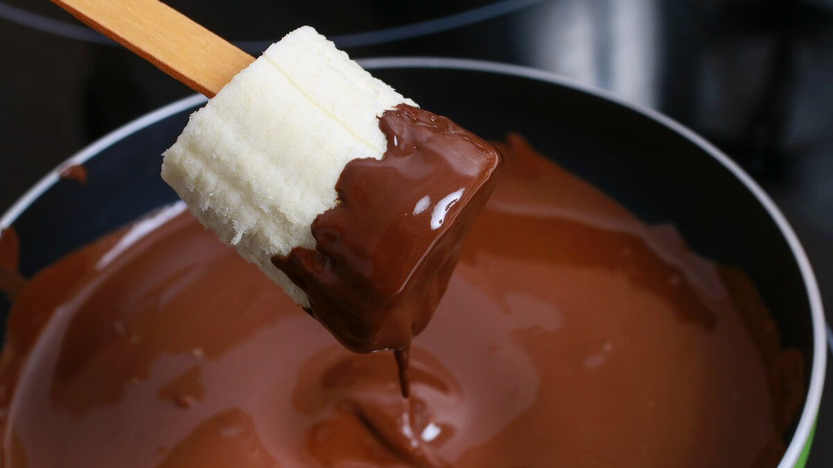 Banana e chocolate são fontes de triptofano / Foto: Shutterstock